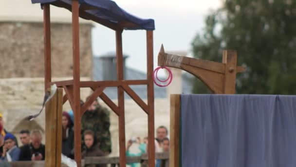 БУЛЬГАР, РОССИЯ 11-08-2019: Рыцарь едет по тропинке и берет кольцо с забора с помощью копья - средневековый фестиваль — стоковое видео