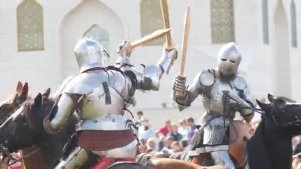 BULGAR, RUSIA 11-08-2019: Caballeros con espadas de madera luchando en el campo - festival medieval — Vídeo de stock