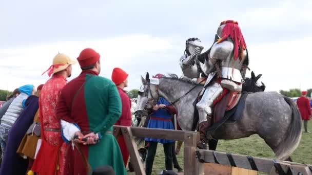 BULGAR, RUSIA 11-08-2019: asistente preparando caballeros antes de la pelea — Vídeos de Stock