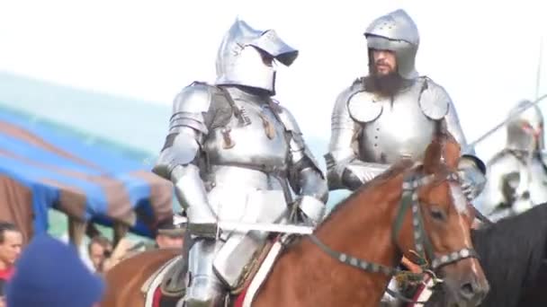 Bulgar, Rusland 11-08-2019: twee ridders rijden op het veld en het hebben van een gesprek — Stockvideo