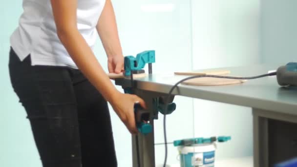 Жінка вимірює товщину дерев'яної деталі — стокове відео