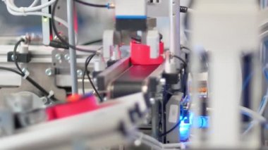 Modern teknolojik sergi - otomatik konveyör - kavanoz yapma