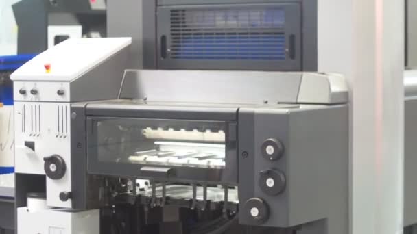 Exposición tecnológica moderna - gran máquina de impresión — Vídeo de stock