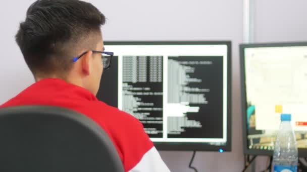 Programador de TI profesional en gafas que trabajan en el centro de datos - escribe el código — Vídeo de stock