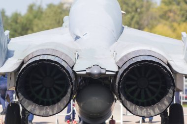 Jet avcı uçağının geri görünümü - iki yakın aralıklı türbinleri