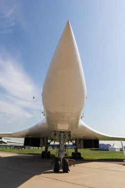 Jet avcı uçağı görünümü altında - açık hava sergisi