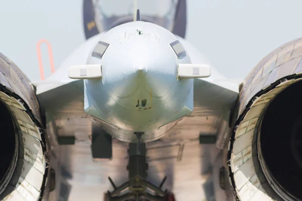 Een open lucht vliegtuigen tentoonstelling-een scherpe neus van een vliegtuig en twee grote turbines aan de zijkanten — Stockfoto