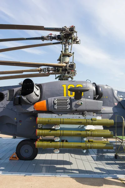 Uçaklar Outdoors sergi - tam zırh ve mühimmat bir helikopter - yan görünüm