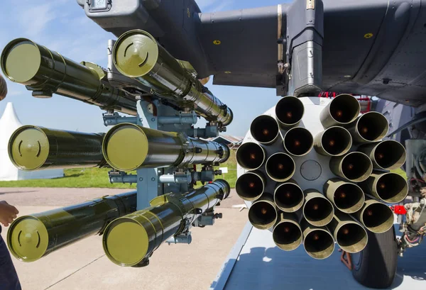 Uçaklar Outdoors sergi - yanlarda tam zırh ve mühimmat bir helikopter