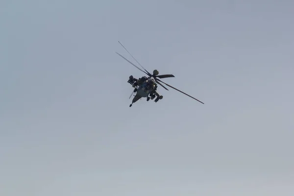 En helikopter som flyger i den gråa himlen — Stockfoto