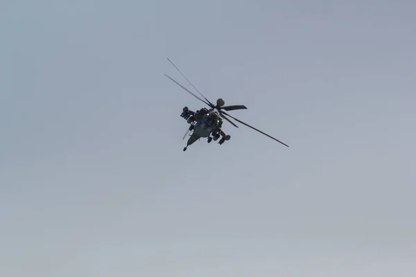 A helicopter flying in the gray sky — Stock Photo, Image