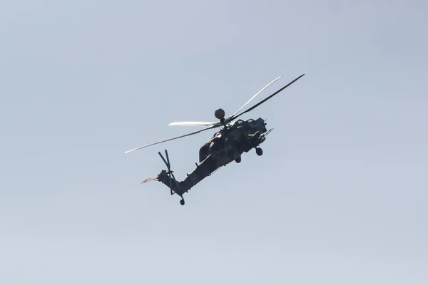 Un helicóptero volando en el cielo azul — Foto de Stock