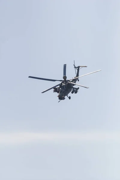 Un hélicoptère militaire volant dans le ciel — Photo