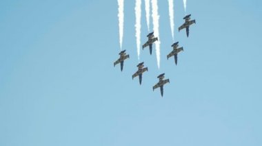 30 Ağustos 2019 Moskova, Rusya: Duman izleri bırakarak aşağı uçan mavi ve sarı reaktif uçaklar