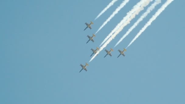 30 sierpnia 2019 Moskwa, Rosja: reaktywne samoloty z żółtymi częściami latającymi na błękitnym niebie — Wideo stockowe
