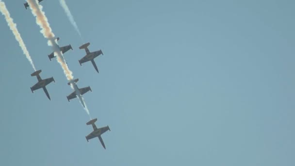 30 Agosto 2019 MOSCOW, RÚSSIA: aviões reativos voando no céu - aproximando-se da luz do sol — Vídeo de Stock