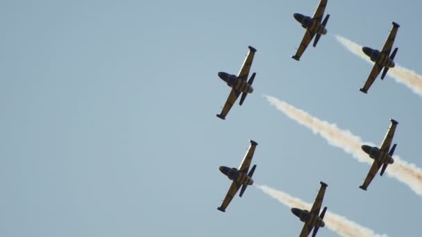 30 AGOSTO 2019 MOSCOW, RÚSSIA: aviões reativos voando no céu em forma de círculo - aproximando-se da luz solar — Vídeo de Stock