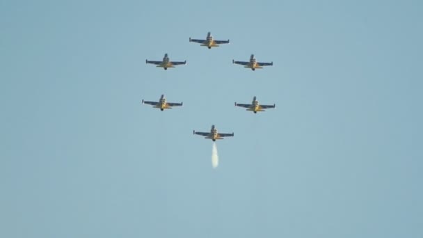 30 АВГУСТА 2019 МОСКВА, РОССИЯ: Реактивные самолеты, летящие в небе в форме круга - освобождение дымового потока — стоковое видео