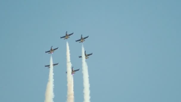 30 AGOSTO 2019 MOSCA, RUSSIA: aerei reattivi che volano nel cielo a forma di cerchio - che volano verso l'alto — Video Stock