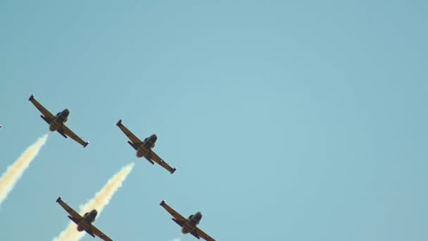 30 Agosto 2019 MOSCOW, RÚSSIA: aviões reativos voando no céu azul em forma de círculo - aproximando-se da luz do sol — Vídeo de Stock