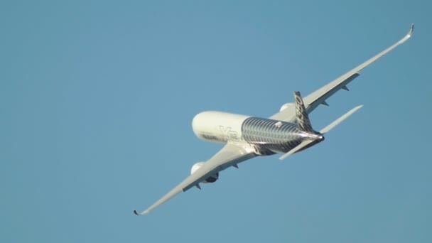 30 augustus 2019 Moskou, Rusland: grote passagiersvliegtuig vliegen in de blauwe lucht-zonlicht reflecterend in het vliegtuig — Stockvideo