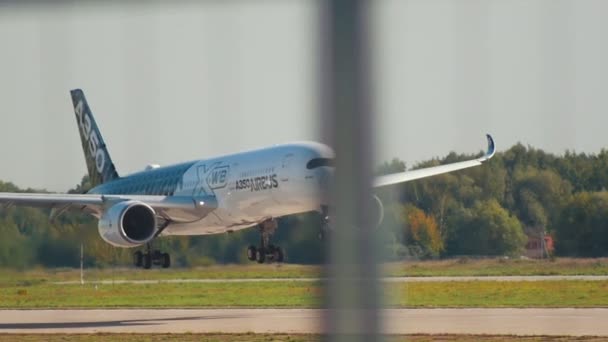 30 AGOSTO 2019 MOSCÚ, RUSIA: Gran avión de pasajeros aterrizando en la pista - Aerolíneas AIRBUS — Vídeo de stock