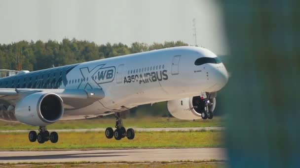 30 AGOSTO 2019 MOSCÚ, RUSIA: Un avión de pasajeros aterrizando en la pista - Aerolíneas AIRBUS — Vídeo de stock