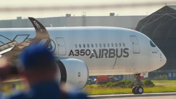 30 августа 2019 года Москва, Россия: На взлетно-посадочной полосе замедляется большой пассажирский самолет - AIRBUS airlines — стоковое видео