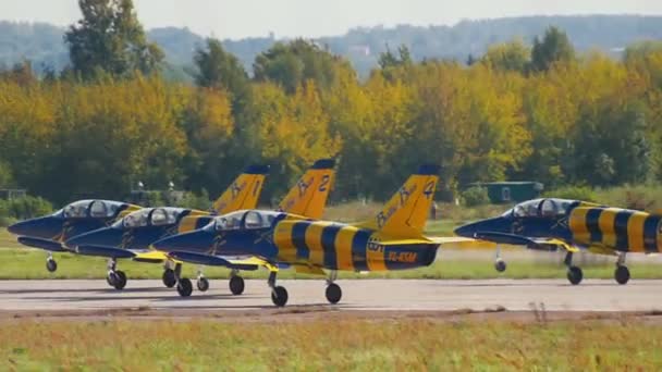 30 Agosto 2019 MOSCOW, RUSSIA: aviões reativos estão andando na pista - equipe de jato de abelhas baltic — Vídeo de Stock