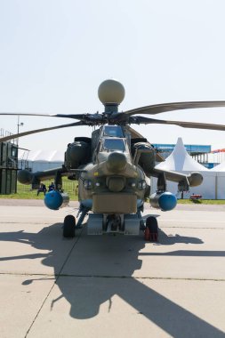 29 Ağustos 2019 Moskova, Rusya: Uçakların açık hava sergisi - Askeri yeşil helikopter Mi-26 Nm
