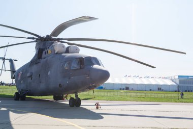 29 Ağustos 2019 Moskova, Rusya: Askeri uçakların açık hava sergisi - Askeri gri helikopter