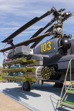 30 Ağustos 2019 Moskova, Rusya: Uçakların açık hava sergisi - Tam zırh ve mühimmat içinde bir helikopter