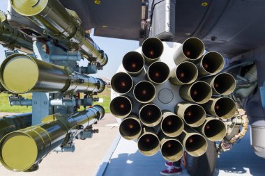 30 Ağustos 2019 Moskova, Rusya: Uçakların açık hava sergisi - Yanlarda tam zırh ve mühimmat içeren bir helikopter