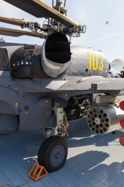 30 Ağustos 2019 Moskova, Rusya: Uçakların açık hava sergisi - Tam zırh ve mühimmat içinde bir askeri helikopter