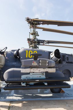 30 Ağustos 2019 Moskova, Rusya: Uçakların açık hava sergisi - Askeri helikopter - bıçaklar katlanmış