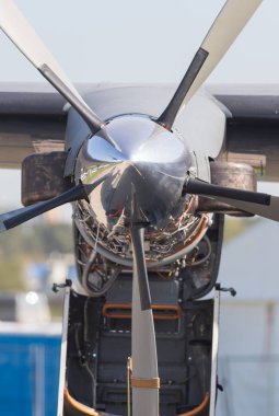 Ayna yansıtıcı yüzeye sahip büyük bir uçak vanası