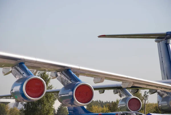 Eine Ausstellung von Flugzeugen im Freien - ein Flügel des Flugzeugs mit geschlossenen Turbinen — Stockfoto