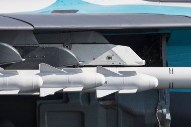 Uçaklar Outdoors sergi - Bir askeri uçak - beyaz bomba bağlı