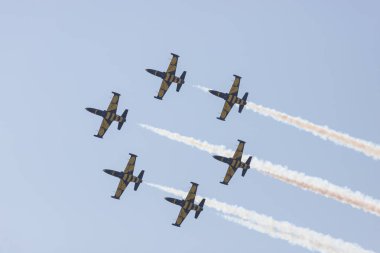 Daire şeklinde gökyüzünde uçan reaktif uçaklar