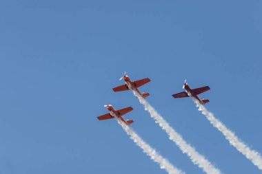 Gökyüzünde uçan ve bir gösteri gerçekleştiren üç renkli jetler