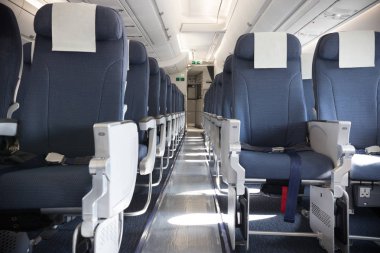 Uçağın bir ekonomi sınıfı boş temiz kabin - boş lacivert sandalye