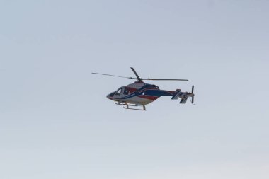 29 Ağustos 2019 Moskova, Rusya: Gökyüzünde uçan askeri renkli bir helikopter