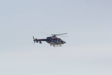 29 Ağustos 2019 Moskova, Rusya: Gökyüzünde uçan üç renkli renkli bir askeri helikopter