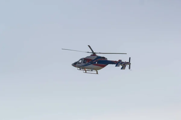 29 Ağustos 2019 Moskova, Rusya: Gökyüzünde uçan askeri renkli bir helikopter — Stok fotoğraf