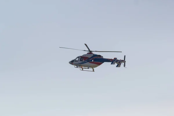 29 AUGUST 2019 MOSCOW, RUSSIA: A military colorful helicopter flying in the sky — Stock Photo, Image