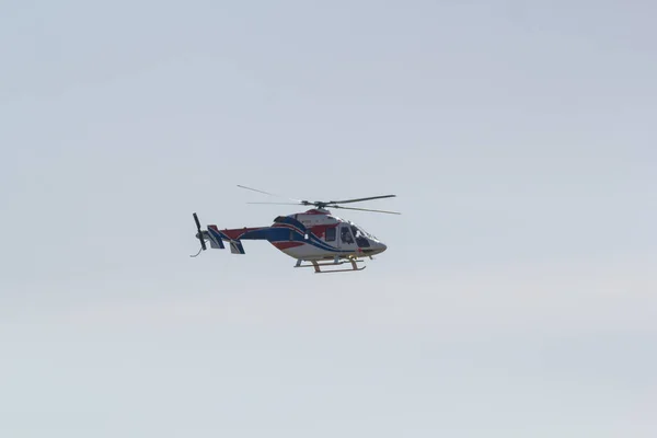 29 8 월 2019 모스크바, 러시아 : 하늘에 비행 삼색 착색에 군용 헬리콥터 — 스톡 사진