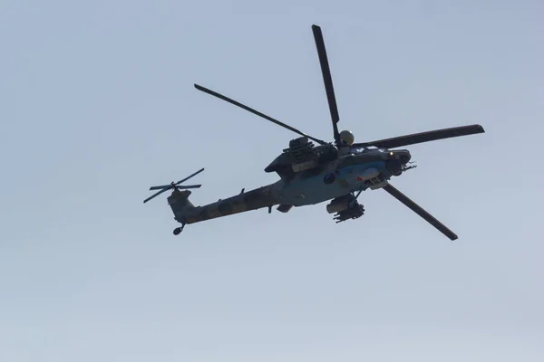 29 серпня 2019 Москва, Росія: військовий вертоліт, що летить у синьому небі — стокове фото