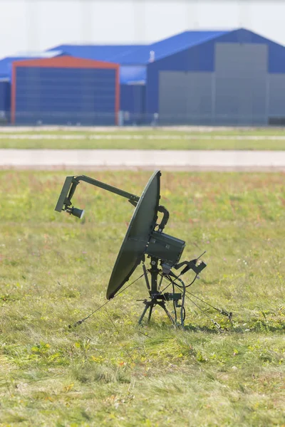 Sahada bir askeri yeşil radar - yan görünüm — Stok fotoğraf