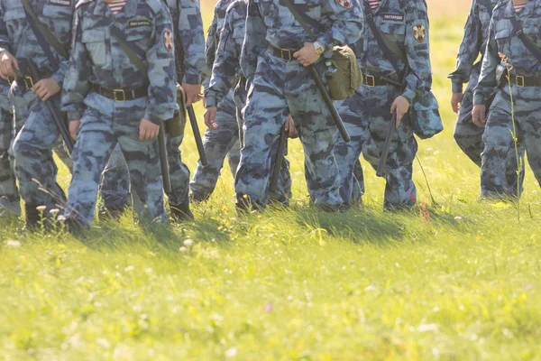 Soldiers in military uniform walking on the grass — Stock Photo, Image