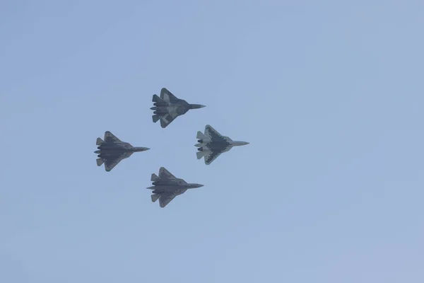 Vier militaire straaljagers vliegen in de lucht — Stockfoto